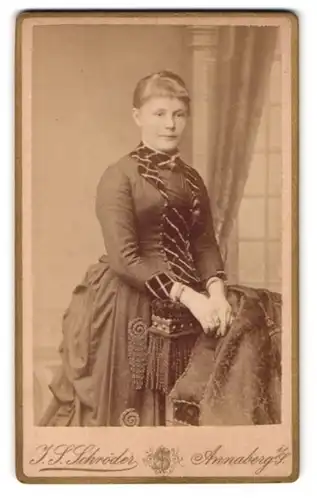 Fotografie J. S. Schröder, Annaberg i /S., Carlsplatz 756, Junge Dame im zeitgenössischen Kleid