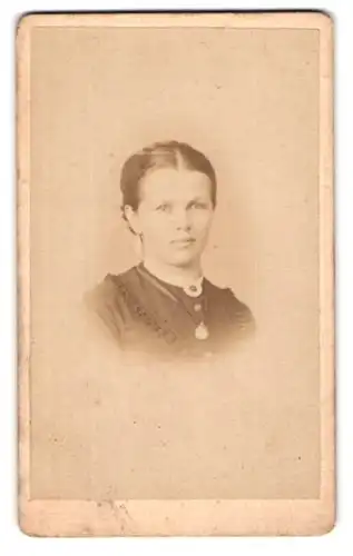 Fotografie A. Schnackenburg, Görlitz, Schützenweg 1 am Postplatz, Junge Dame mit hochgestecktem Haar