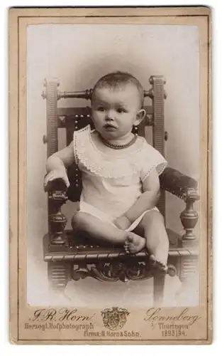 Fotografie J. R. Horn, Sonneberg i. Thüringen, Süsses Kleinkind im Hemd mit nackigen Füssen