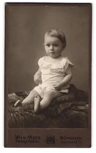 Fotografie Wilh. Merx, München, Dachauerstr. 19, Süsses Kleinkind im Hemd mit nackigen Füssen