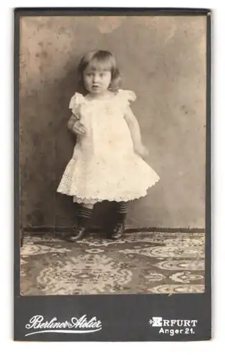 Fotografie Berliner Atelier, Erfurt, Anger 21, Kleines Mädchen im weissen Kleid