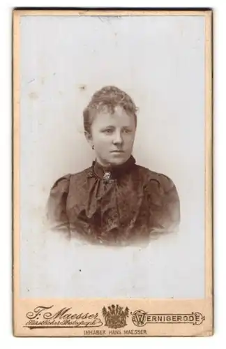 Fotografie F. Maesser, Wernigerode, Junge Dame in hübscher Kleidung