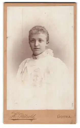 Fotografie H. Pätzold, Gotha, Gartenstr. 50, Junge Dame mit zurückgebundenem Haar