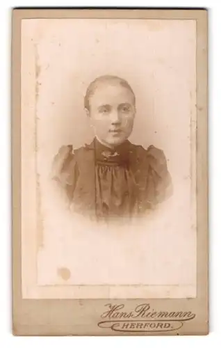 Fotografie Hans Riemann, Herford, Junge Dame mit zurückgebundenem Haar