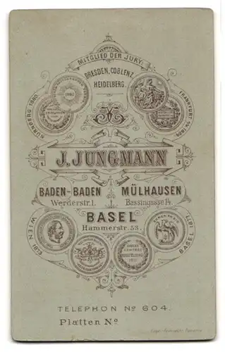 Fotografie J. Jungmann, Baden-Baden, Werderstr. 1, Junger Herr im Anzug mit Victor-Emanuel Bart