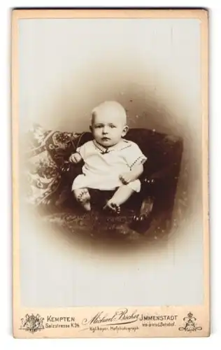 Fotografie Michael Bscher, Kempten, Salzstr. K. 94, Süsses Kleinkind im Hemd mit nackigen Füssen