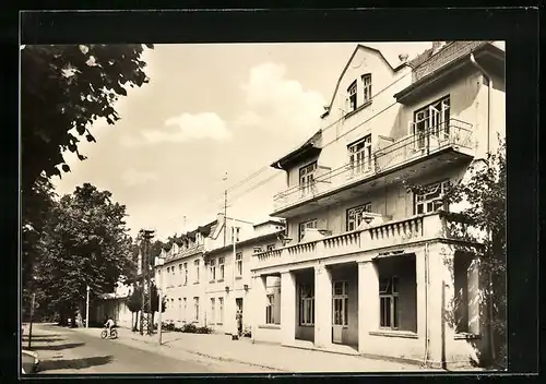 AK Kühlungsborn, FDGB-Erholungsheim Kurhaus mit Strassenpartie