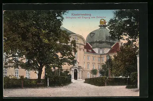 AK Klosterneuburg, Stiftsplatz mit Eingang zum Kaisertor