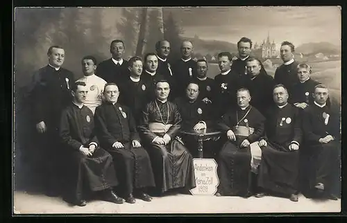 Foto-AK Mariazell, Geistliche auf Andenkenfoto vor Studiokulisse 1909