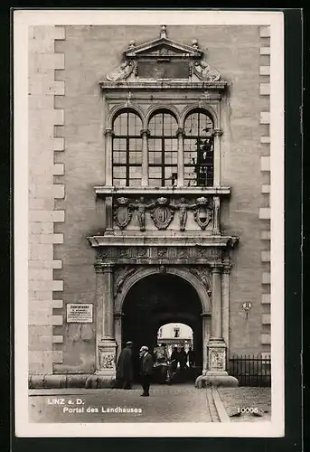 AK Linz a. D., Männer vor dem Portal des Landhauses