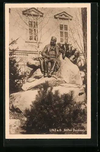 AK Linz a. D., Adalbert Stifter-Denkmal vor Fensterfront