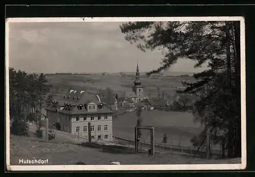 AK Hutschdorf, Ortsansicht mit Feldern