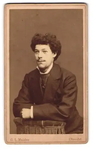 Fotografie G. L. Mulder, Utrecht, van Wyckskade H. 326, Junger Herr im Anzug mit Krawatte