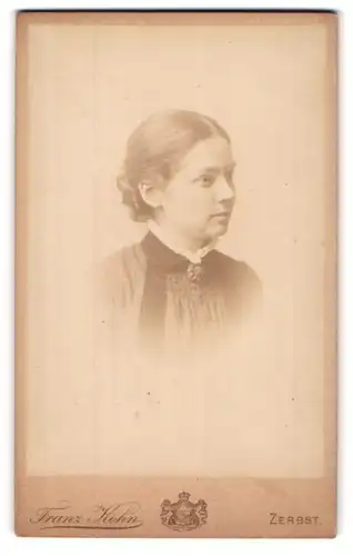 Fotografie Franz Kohn, Zerbst, Junge Dame mit Kragenbrosche