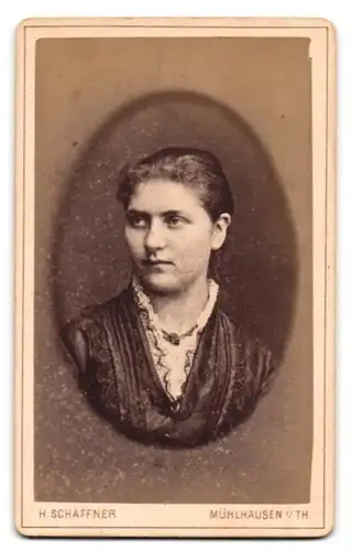 Fotografie H. Schäffner, Mühlhausen i /Th., Scherbengasse, Junge Dame mit zurückgebundenem Haar