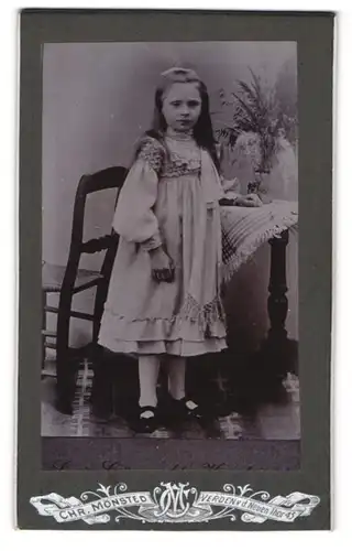 Fotografie Ch. Mönsted, Verden, v. d. Neuen Tor 43, Hübsches Mädchen im Kleid