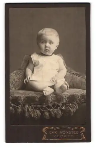 Fotografie Chr. Mönsted, Verden, Süsses Kleinkind im Hemd mit nackigen Füssen