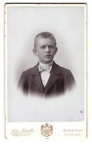 Fotografie Chr. Beitz, Arnstadt, Poststr., Junger Mann im Anzug mit Fliege