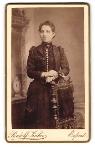 Fotografie Rudolf Kühn, Erfurt, Junge Dame im bestickten Kleid