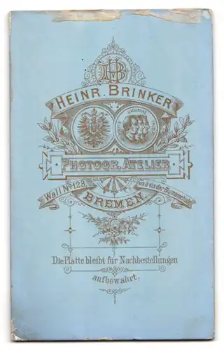Fotografie Heinr. Brinker, Bremen, Wall 128, Junge Schönheit im eleganten Kleid mit Brosche am Kragen