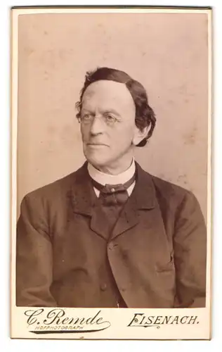 Fotografie C. Remde, Eisenach, Gestandener Mann mit Brille im bürgerlichen Anzug