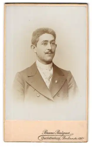 Fotografie Bruno Brügner, Berlin-Charlottenburg, Berlinerstrasse 126a, Heranwachsender mit Moustache und Igelfrisur