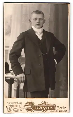 Fotografie Adolf Haynn, Berlin, Frankfurter Allee 197, Knirps im übergrossen Anzug