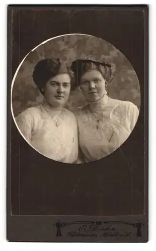 Fotografie E. Dirks, Hildesheim, Schwesternpaar identisch gekleidet
