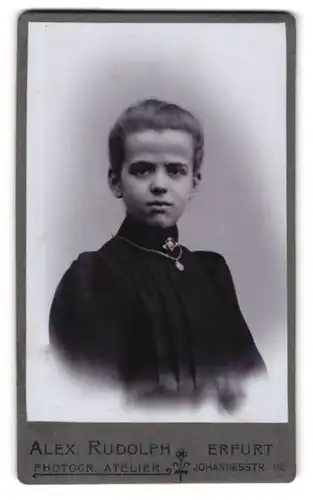 Fotografie Alex Rudolph, Erfurt, Johannesstrasse 116, Kleines Mädchen mit Halskette im pechschwarzen Kleid