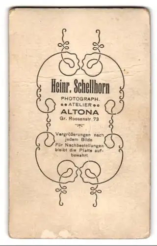 Fotografie Heinr. Schellhorn, Hamburg-Altona, Gr. Roosenstrasse 73, Niedliches Kleinkind mit Topfschnitt im Pelz sitzend
