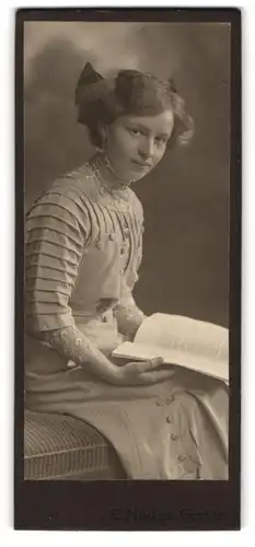 Fotografie C. Neuse, Görlitz, junge Frau Getrud Porst im hochgeschlossenen Kleid mit Buch in der Hand