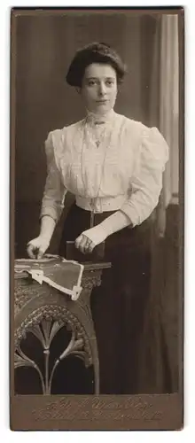 Fotografie Adolf Winkler, Görlitz, Frau in weisser Bluse mit schwarzem Rock und Halskette