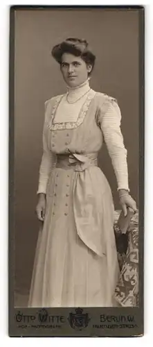 Fotografie Otto Witte, Berlin, Tauenzien-Str. 13a, junge Frau im hellen Kleid mit Schleife und Halskette