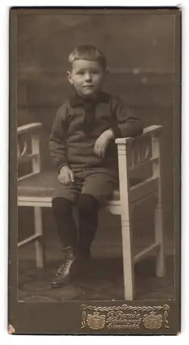 Fotografie C. Remde, Eisenach, Junge in Strumpfhosen mit kurzer Hose und Schlips