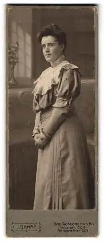 Fotografie L. Gahre, Bad Godesberg a. Rh., Hauptstr. 50a, Dame im hochgeschlossenen Kleid mit Spitzenkragen