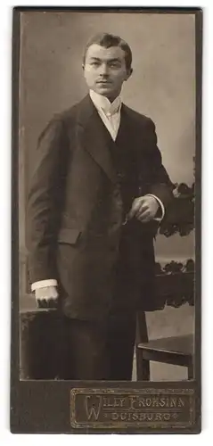 Fotografie Willy Frohsinn, Duisburg, junger Mann im dunklen karierten Anzug mit weisser Krawatte