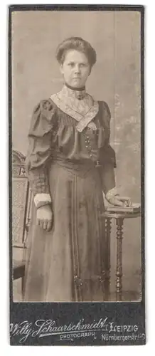 Fotografie Willy Schaarschmidt, Leipzig, junge Dame im dunklen Kleid mit Brosche und toupierten Haaren