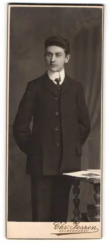 Fotografie Chr. Jessen, Delmenhorst, junger Mann im schwarzen Anzug mit Schlips und Moustache
