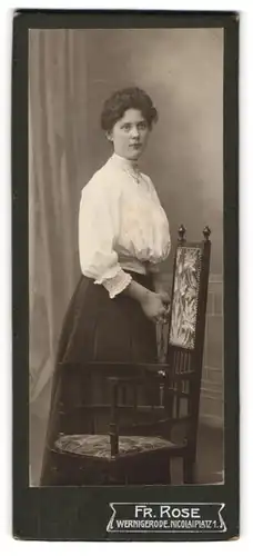 Fotografie Fr. Rose, Wernigerode, Nicolaiplatz 1, junge Frau im schwarzen Rock und weisser Bluse mit Halskette