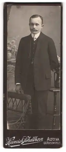 Fotografie Heinrich Schellhorn, Altona, Gr. Roonstr. 78, Herr Franz Weidemann im dunklen Anzug mit Moustache