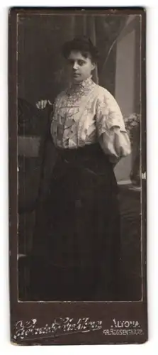 Fotografie Heinrich Schelhorn, Altona, Gr. Roonstr. 752, Frau Luise Behring im schwarzen Rock mit weisser Bluse