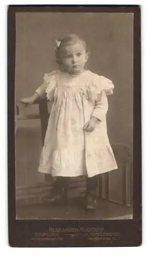 Fotografie Alexander Rudolph, Erfurt, niedliches kleines Mädchen im weissen Kleidchen mit Segelohren