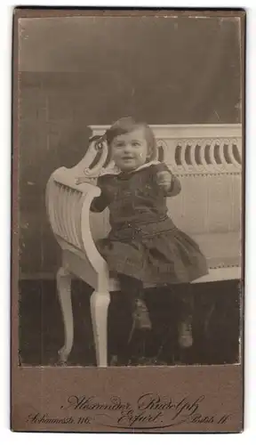 Fotografie Alexander Rudolph, Erfurt, kleines Mädchne im karierten Kleid sitzt auf einer Bank