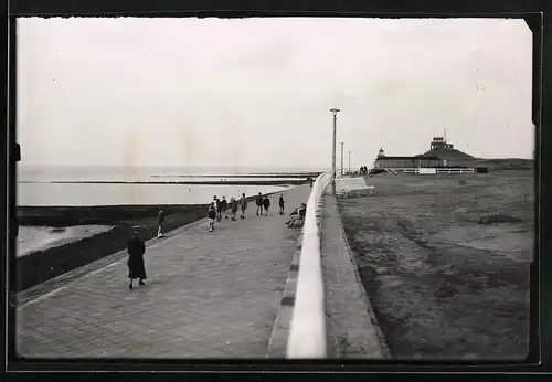 Fotografie unbekannter Fotograf, Ansicht Norderney, Blick entlang der Strandpromenade