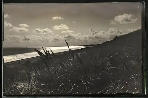 Fotografie unbekannter Fotograf, Ansicht Wittdün / Amrum, Badestrand mit Meerblick bei Dämmerung