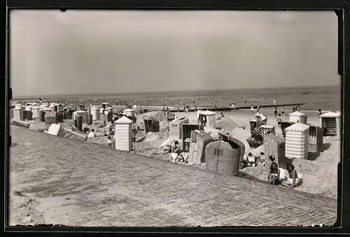 Fotografie unbekannter Fotograf, Ansicht Norderney, Promenade und Badestrand mit Strandkörben