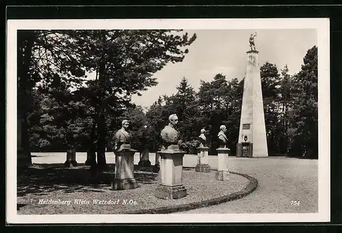 AK Klein Wetzdorf, Heldenberg mit Büsten