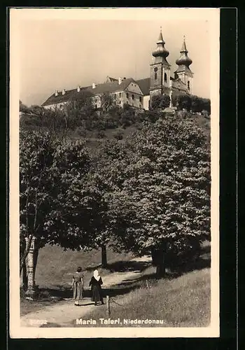 AK Maria-Taferl, Wallfahrtskirche mit Besucherinnen