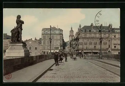 AK Angers, Le Pont du Centre et la Statue de Beaurepaire