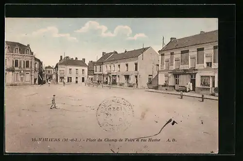 AK Vihiers, Place du Champ de Foire et Rue Hector